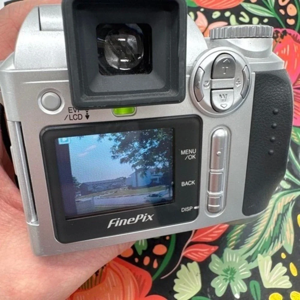 VTG Fujifilm FinePix‎ S3000 Digital Camera 3.2MP 6x Optical Zoom Silver Y2K